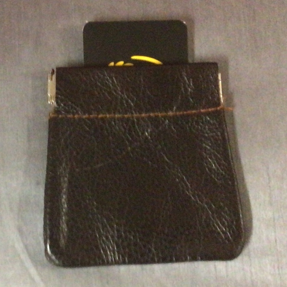 📦 Black Leather Squeeze Coin Pouch